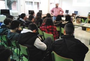 Fernando Lalana con los estudiantes del IES Santa Cruz